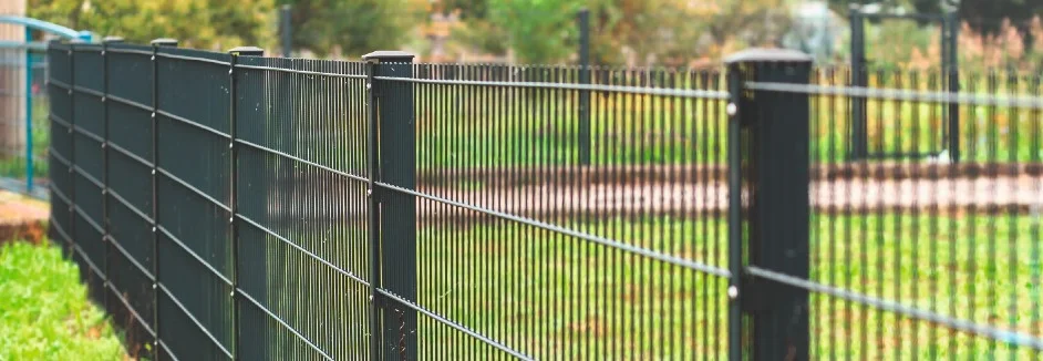 Schwarzer Metallzaun