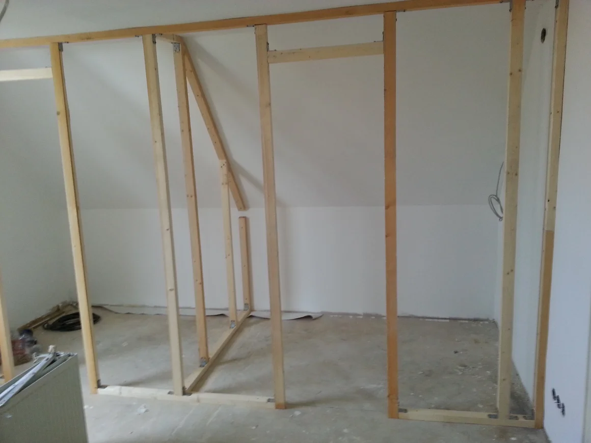 Holzrahmen für eine Trennwand im Bau