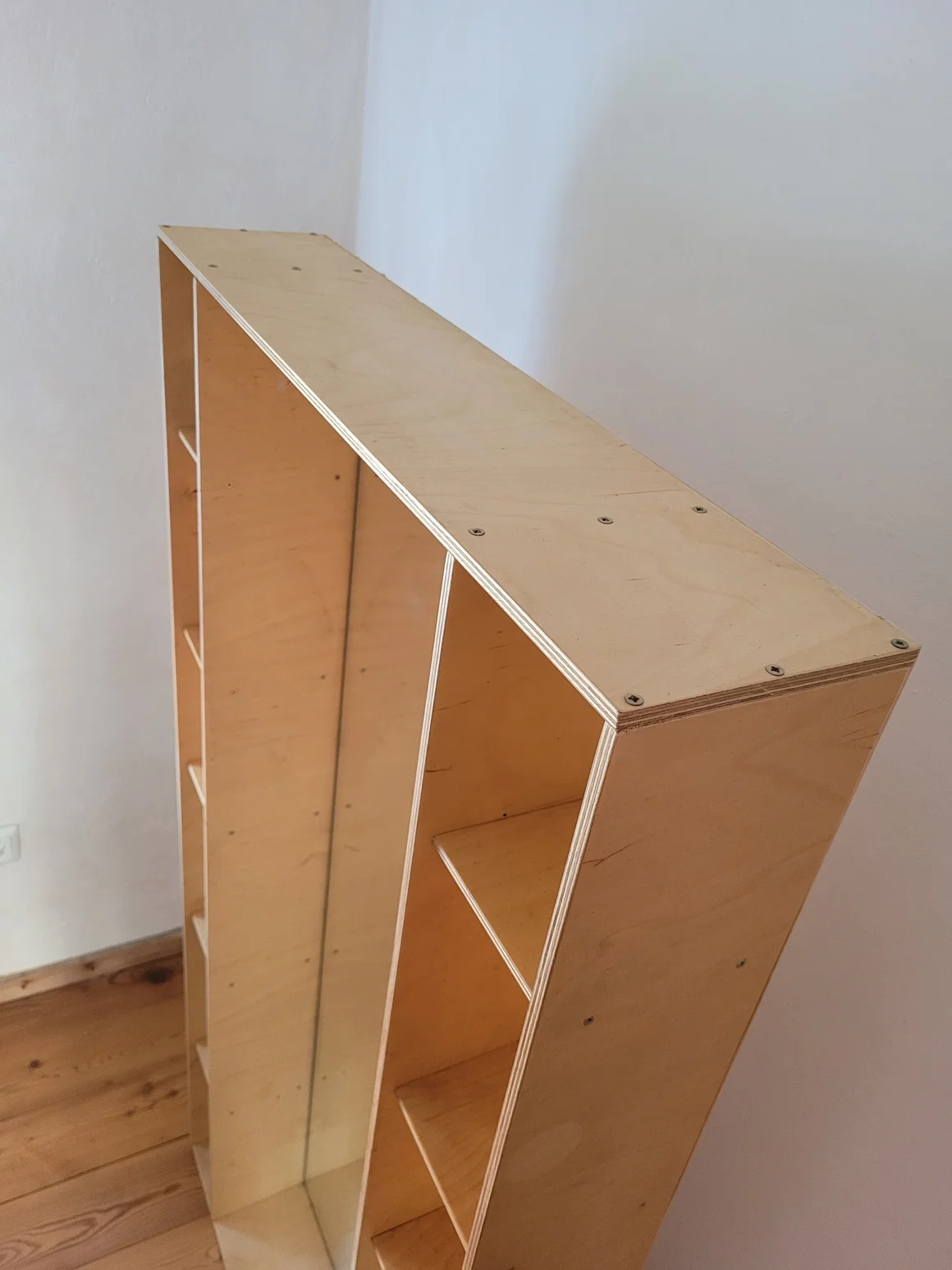 Unteransicht eines an der Decke montierten Hängeregals aus Holz mit Fächern