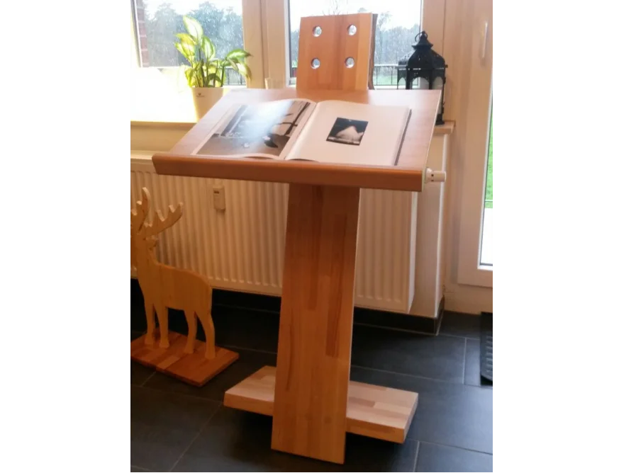 Holz-Lesepult mit aufgeschlagenem Buch