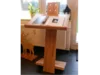 Holz-Lesepult mit aufgeschlagenem Buch