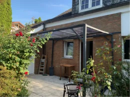 Terrasse mit Überdachung und Rosen