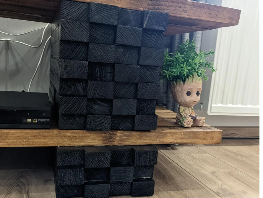 Rustikales Holzregal mit Pflanze