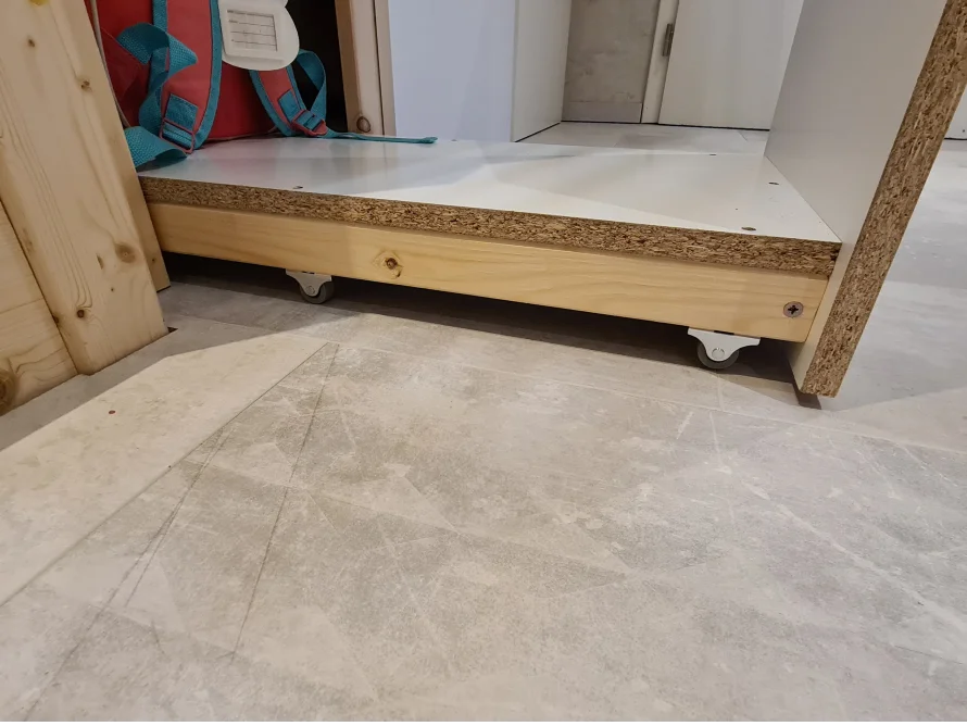 Möbelstück auf Rollen