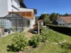 Garten mit Gewächshaus und Hochbeet
