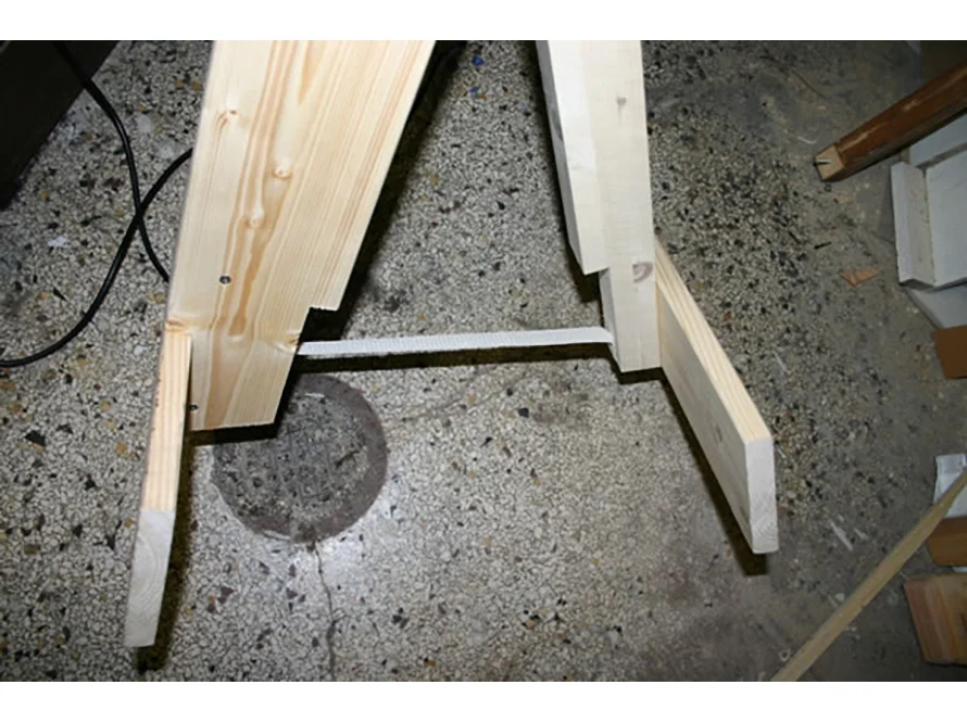 Holzgestell mit Spanngurt