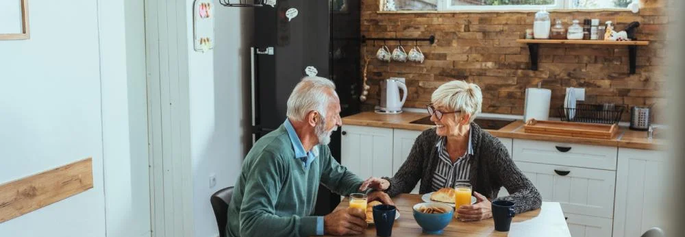 Paar sitzt an einem Tisch in der Küche 