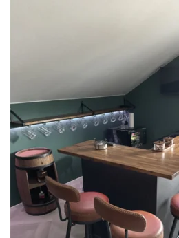 Hausbar mit Barhockern und Gläserhalter