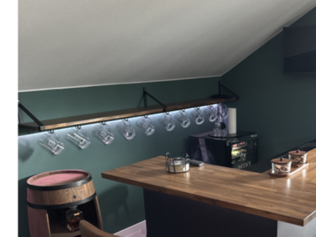 Hausbar mit Barhockern und Gläserhalter