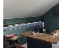 Hausbar mit Barhockern und Gläserhalter