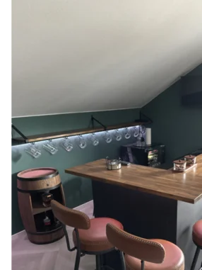 Hausbar mit Barhockern und Gläserhalter