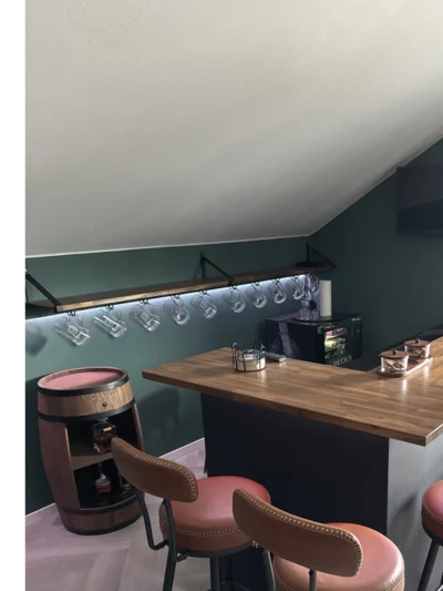 Hausbar mit Barhockern und Gläserhalter