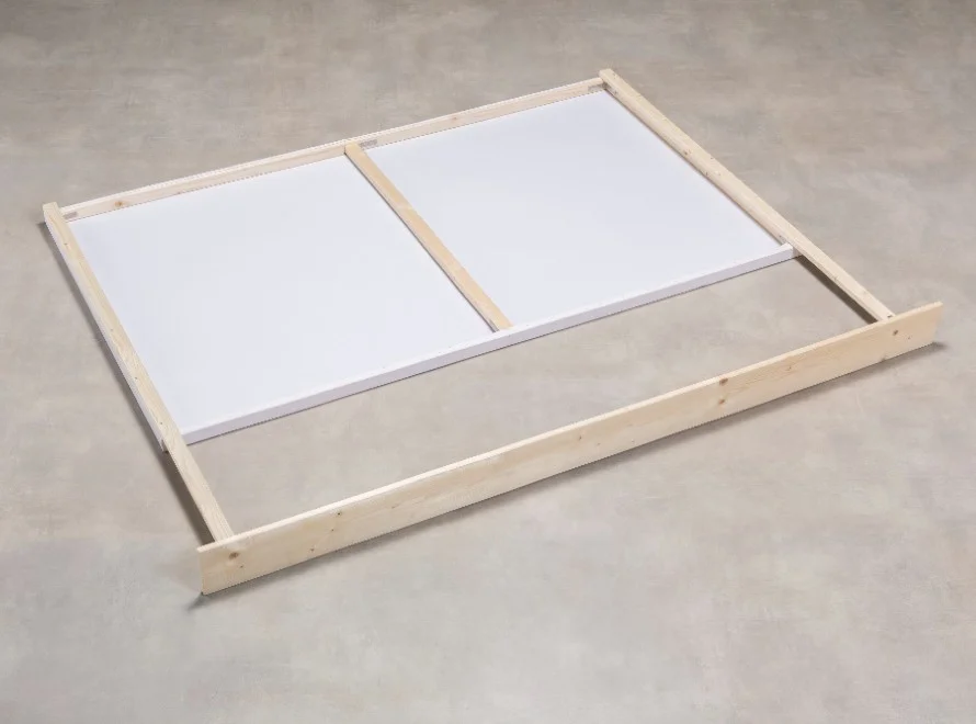 Unfertiges Bettgestell aus Holz