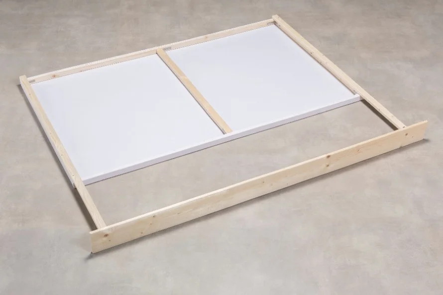 Unfertiges Bettgestell aus Holz