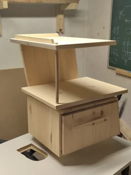 Ein selbstgebauter Nistkasten aus Holz.