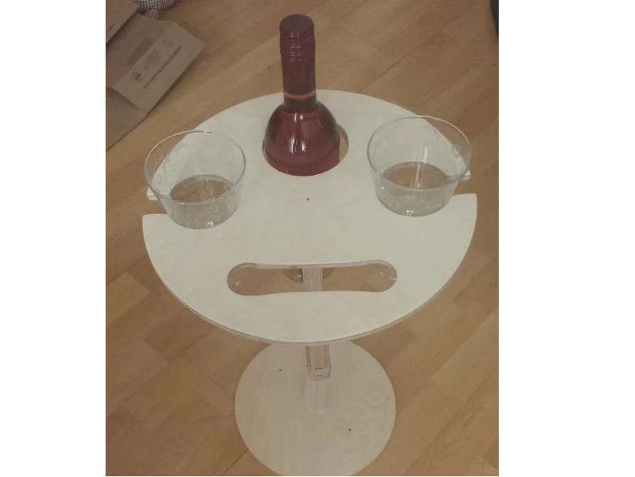Runder Beistelltisch mit Getränken