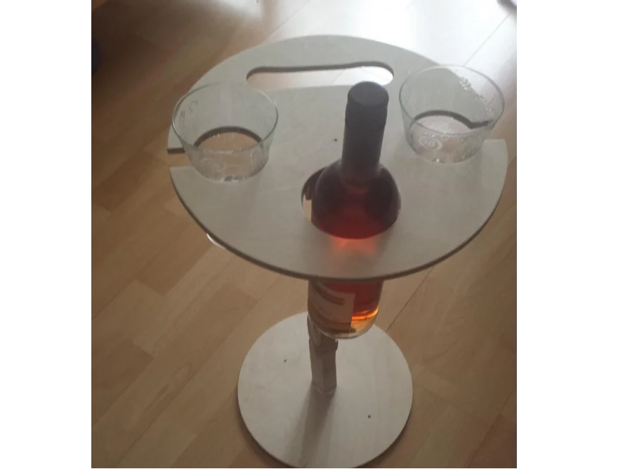 Runder Beistelltisch mit Getränken