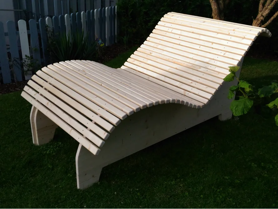 Holzliege im Garten