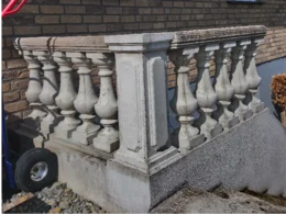 Steinerne Balustrade vor einem Haus