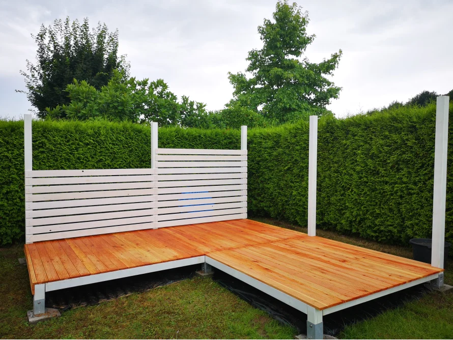 Holzgrundgerüst auf Rasen