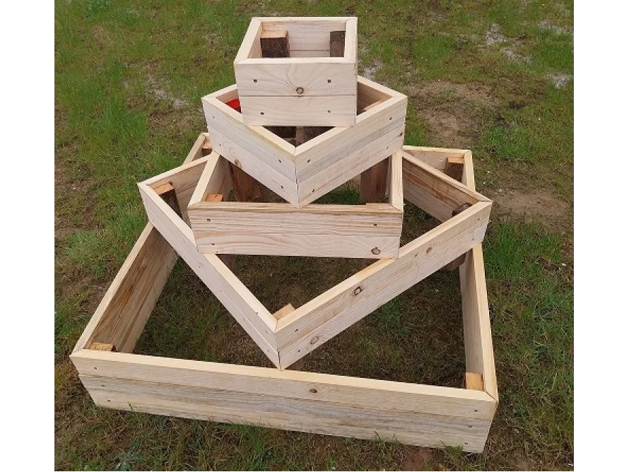 Stufenförmiges Hochbeet aus Holz