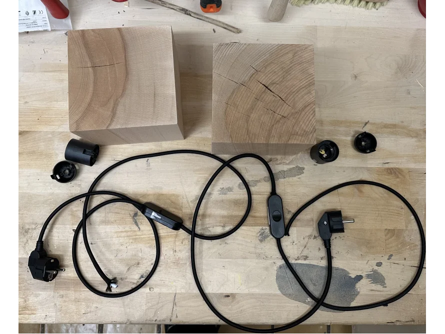 Bauteile für zwei Lampen aus Holz