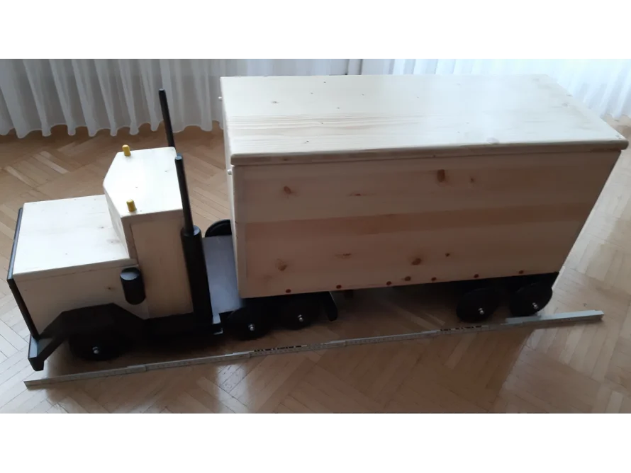 Spielzeug-Sattelschlepper aus Holz