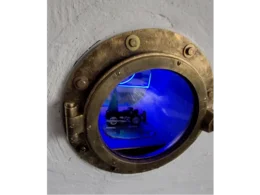 Bullauge mit Modellmotorrad