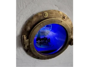 Bullauge mit Modellmotorrad