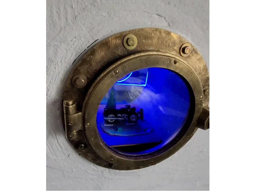 Bullauge mit Modellmotorrad