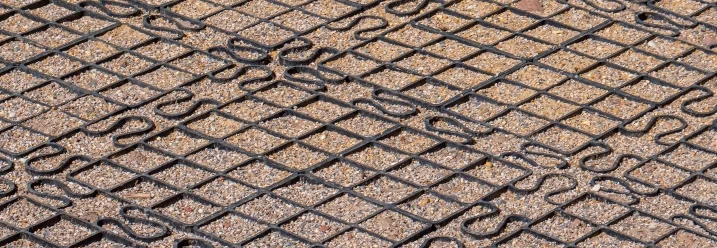 Ein mit Kies gefülltes Bodengitter aus Kunststoff.