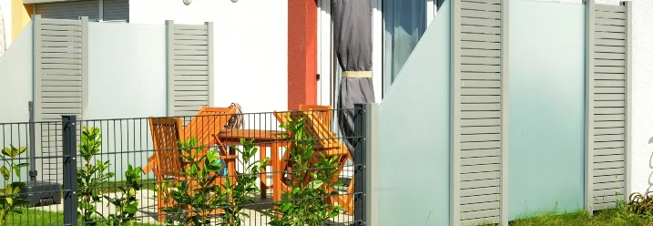 Gartenmöbel auf einer Terrasse mit Sichtschutz