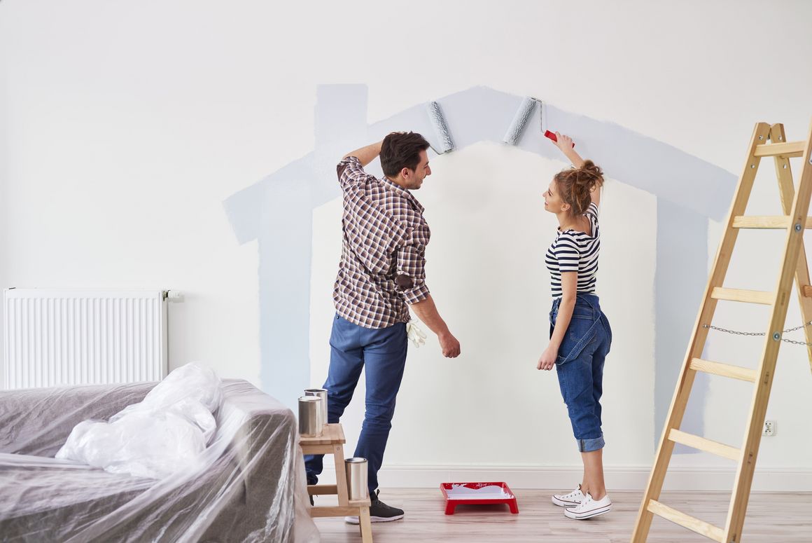 Paar streicht Wand
