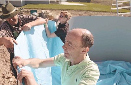 Stahlwandpool Aufbauanleitung Poolfolie wird in einem Stahlwandpool ausgebreitet.
