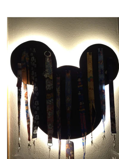 Halterung in Form eines Mäusekopfes mit Schlüsselbändern