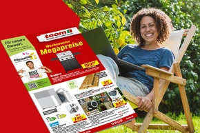 Lächelnde Person im Garten mit Laptop und Werbeprospekt.