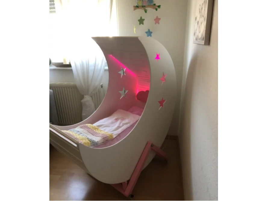 Mondförmiges Babybett