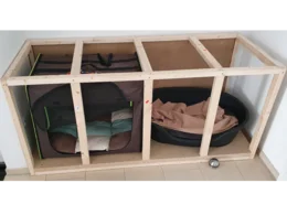 Hundebett und Hundebox in einem Holzrahmen