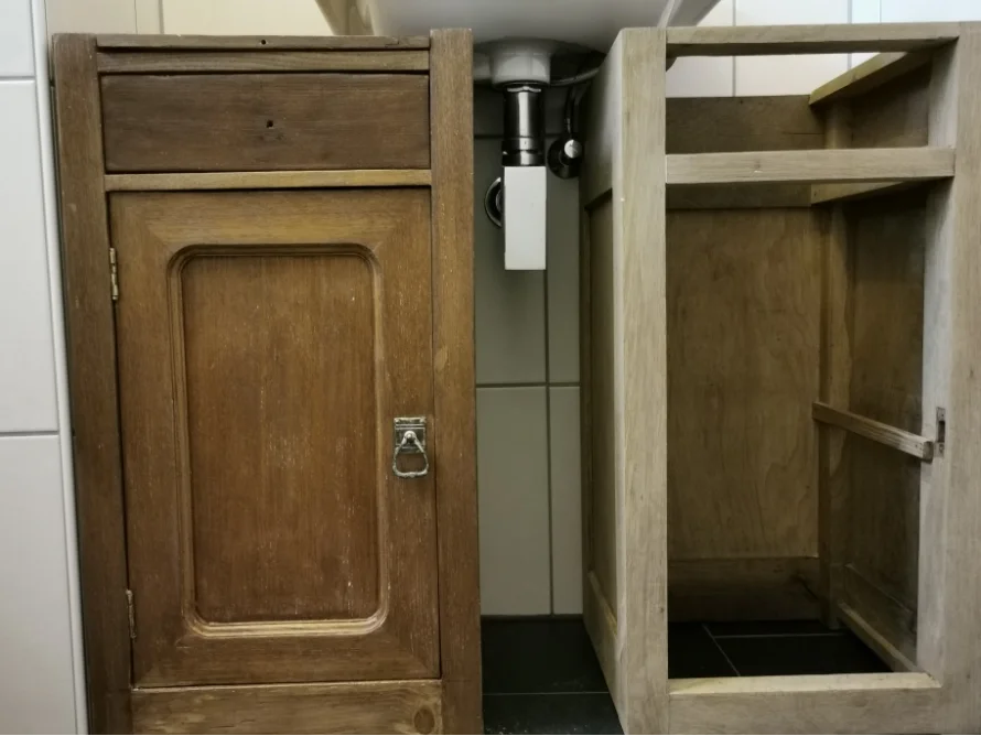 Zwei Holzschränke unter einem Waschbecken