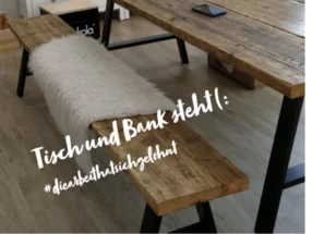 Holztisch mit Bank und Fell