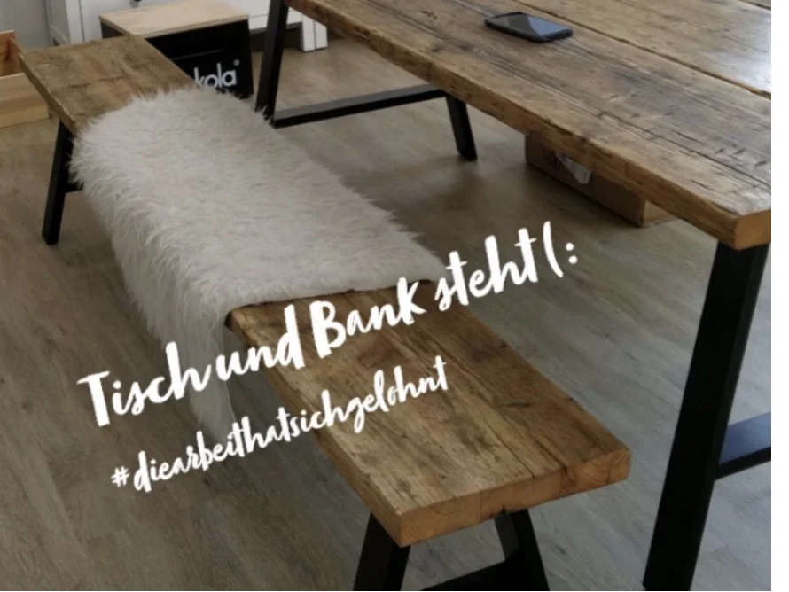 Holztisch mit Bank und Fell