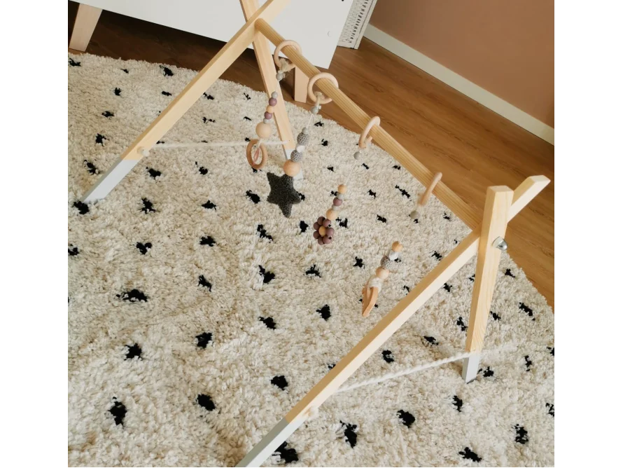 Hölzernes Baby-Spieltrapez mit Spielzeug