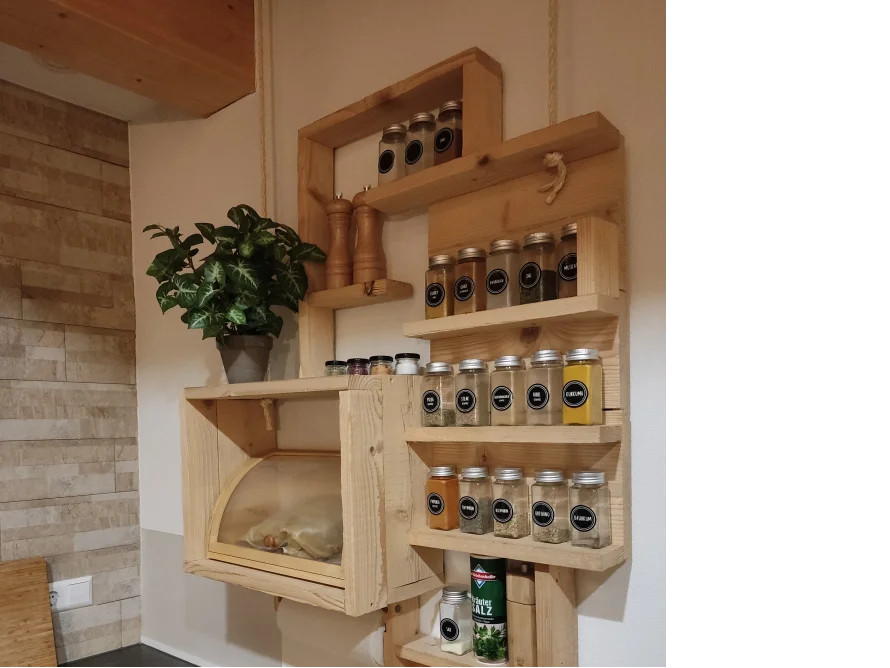 Hölzernes Gewürzregal mit Gläsern