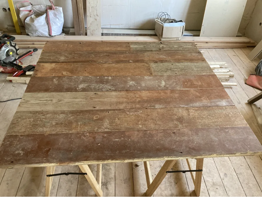 Tischplatte aus Altholz auf Böcken