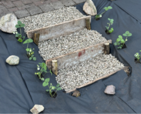 Stufen aus Holzbohlen und Kies