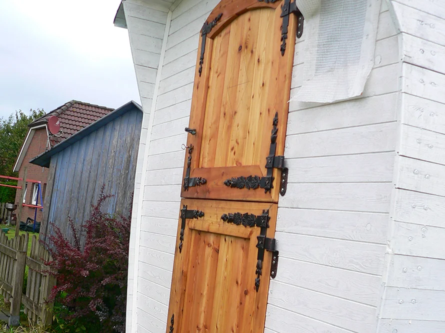 Holztür mit schmiedeeisernen Beschlägen
