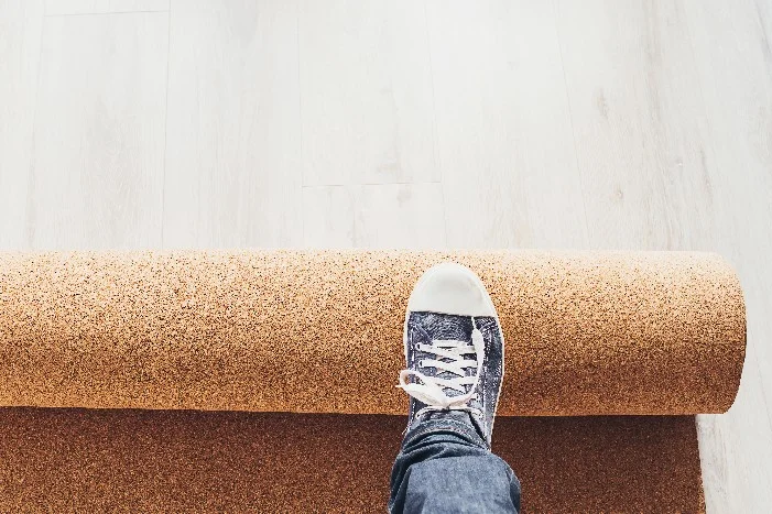 Korkboden wird verlegt