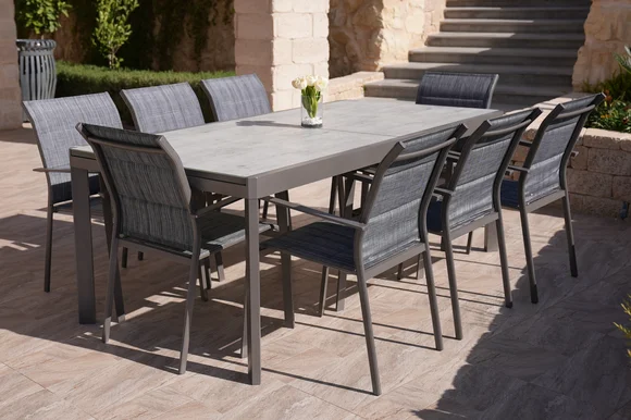 Gartenmöbel: Tisch mit acht Stühlen