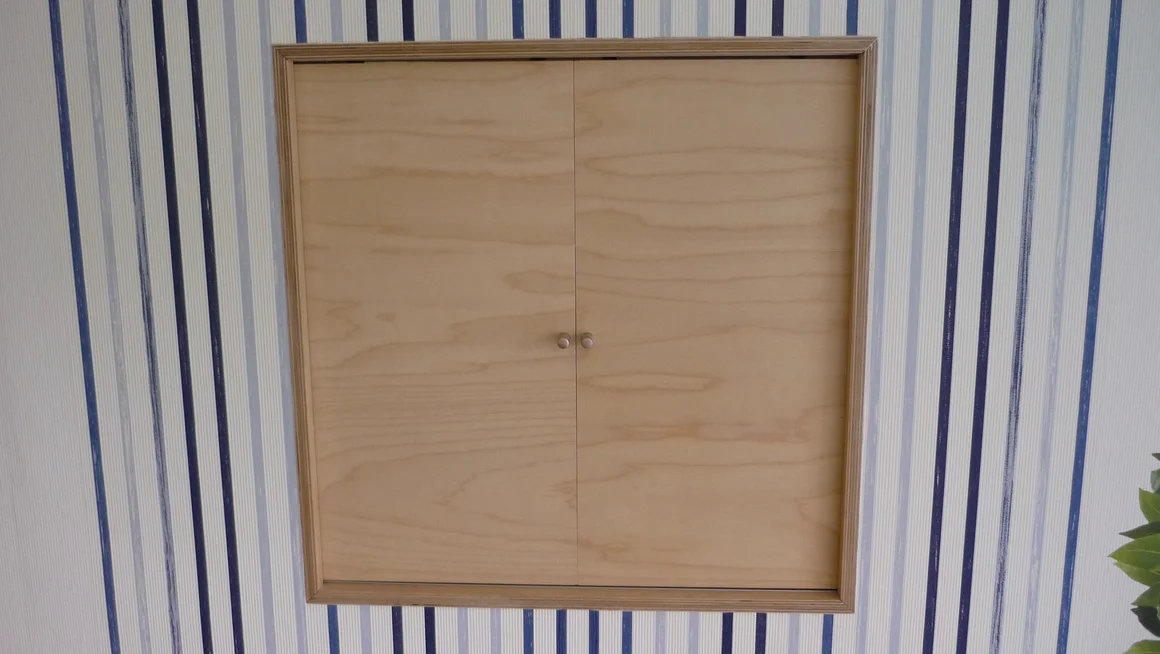 Geschlossene Holztüren an einer blau-weiß gestreiften Wand