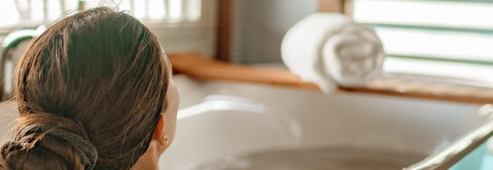 Person entspannt in Badewanne